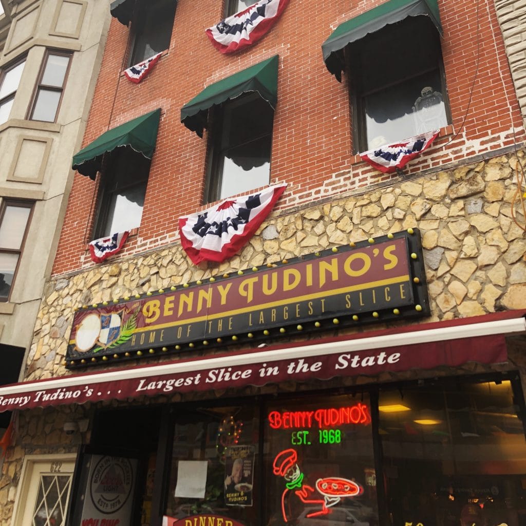 Bennys pizza outside